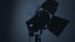 Lámpara fotográfica en primer plano con fondo obscuro | House of Films